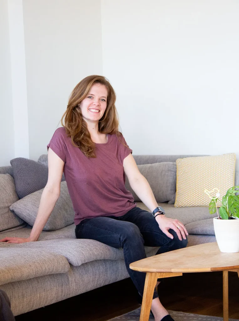 Valentina Wagner sitzt auf der Couch